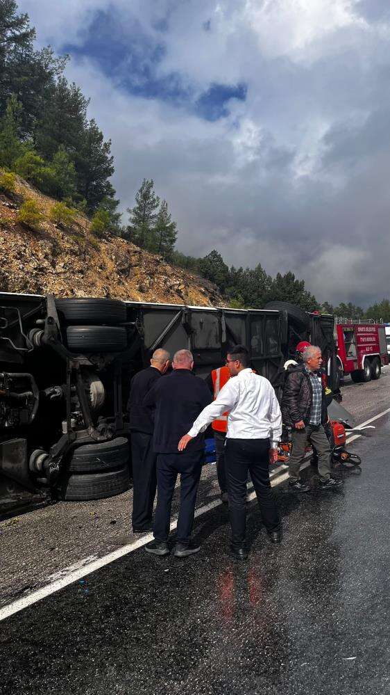 antalya-yolunda-yolcu-otobusu-devrildi-olu-ve-yaralilar-var