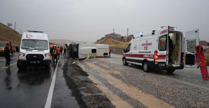 konya-yolunda-kaza-tarim-mudurlugu-calisanlarini-tasiyan-servis-devrildi