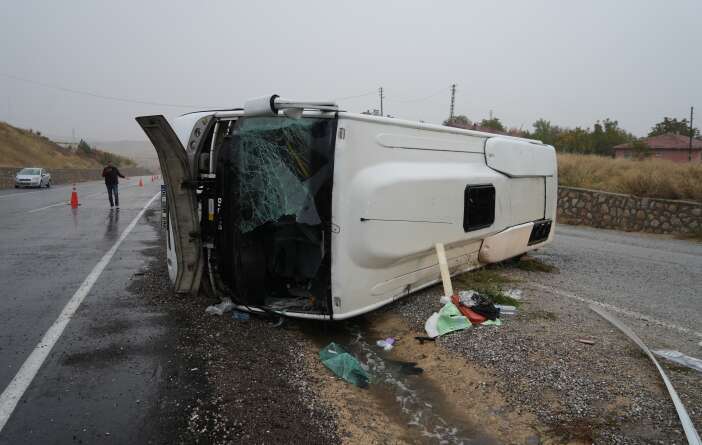 konya-yolunda-kaza-tarim-mudurlugu-calisanlarini-tasiyan-servis-devrildi