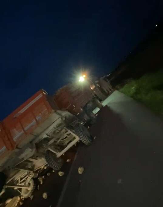 konyada-hasat-sevinci-yarim-kaldi-pancar-yuklu-traktore-tir-carpti