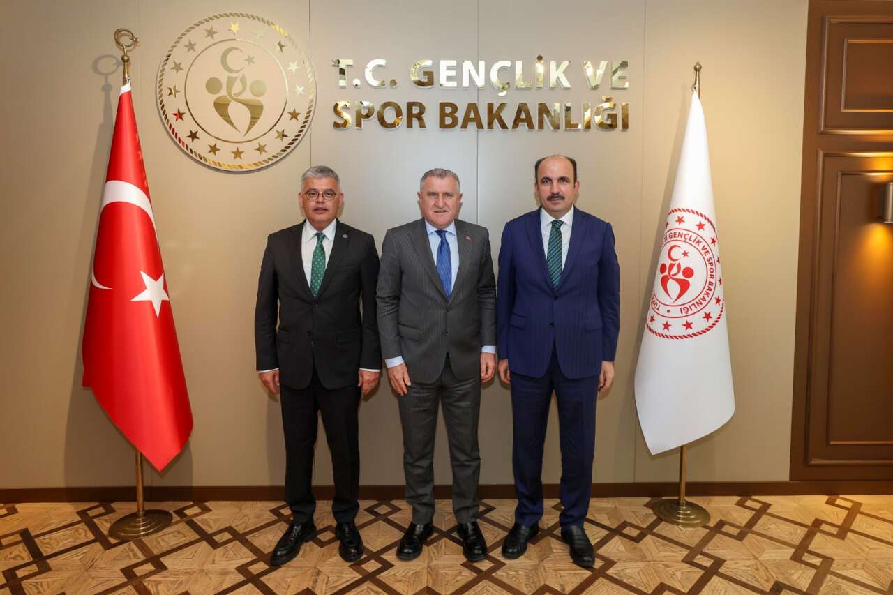 konyaspor-stadyumdaki-yeni-projeler-icin-osman-askin-bak-ile-gorustu