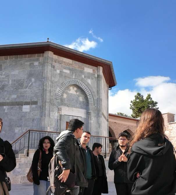 konyaya-universite-icin-geldiler-5-onemli-durakta-sehri-kesfettiler