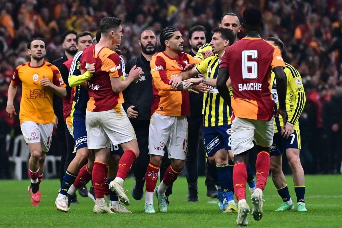 yillardir-degismeyen-tablo-derbide-yine-kartlar-havada-ucustu