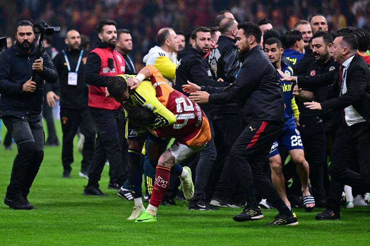 yillardir-degismeyen-tablo-derbide-yine-kartlar-havada-ucustu