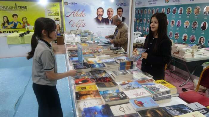 ayda-4-bin-sayfa-kitap-okuyan-12-yasindaki-erva-ilk-kitabini-yazdi