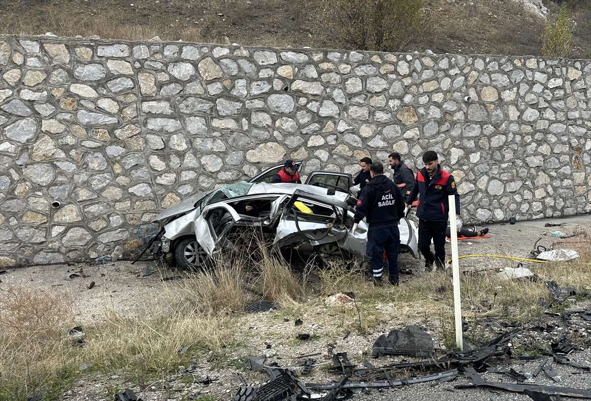 baraj-yakinlarinda-iki-otomobil-carpisti-biri-cocuk-4-kisi-oldu
