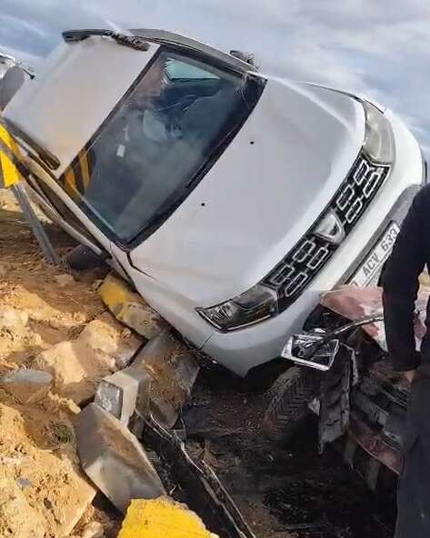 konya-yolunda-korkutan-kaza-arac-yan-yatti-genc-surucu-agir-yarali