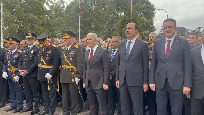konyada-cumhuriyet-bayrami-kutlaniyor-ilk-toren-ataturk-anitinda-yapildi