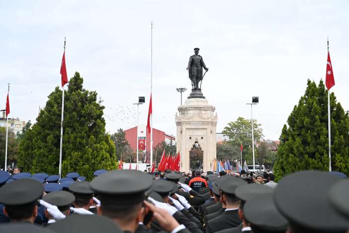konyada-cumhuriyet-bayrami-kutlaniyor-ilk-toren-ataturk-anitinda-yapildi