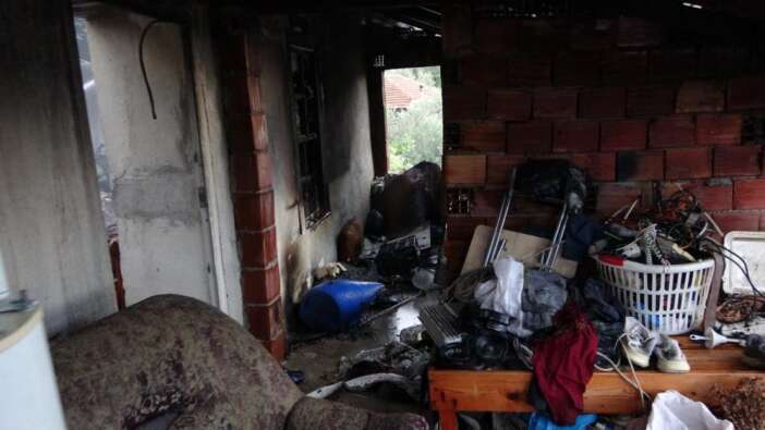 benzinle-ates-yakmak-isterken-evi-kule-dondu
