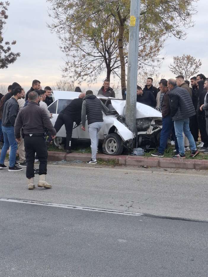 konyada-gece-vardiyasi-donusu-kaza-otomobil-beton-direge-carpti
