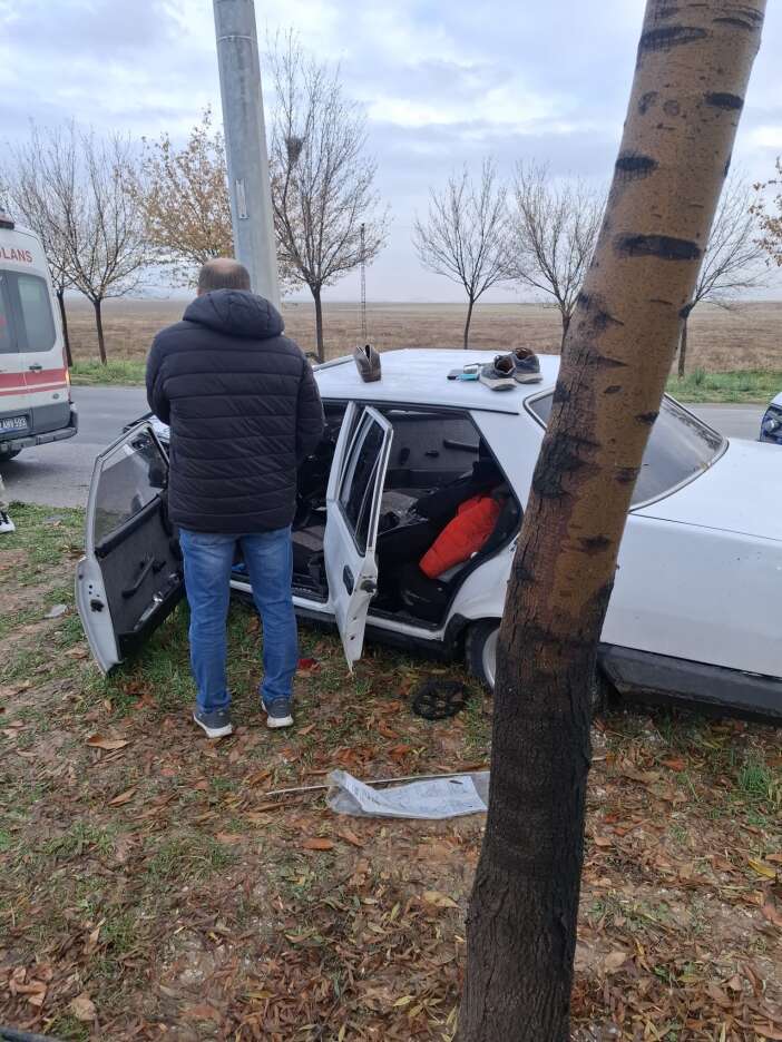 konyada-gece-vardiyasi-donusu-kaza-otomobil-beton-direge-carpti