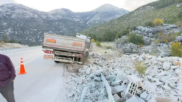 konya-antalya-yolunda-bariyerleri-parcalayan-bim-tiri-son-anda-durdu