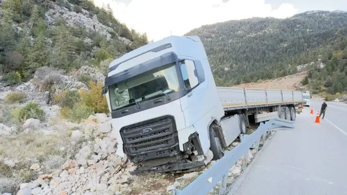 konya-antalya-yolunda-bariyerleri-parcalayan-bim-tiri-son-anda-durdu