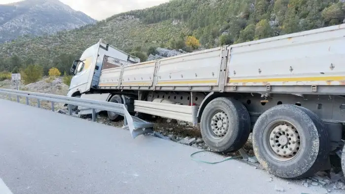 konya-antalya-yolunda-bariyerleri-parcalayan-bim-tiri-son-anda-durdu