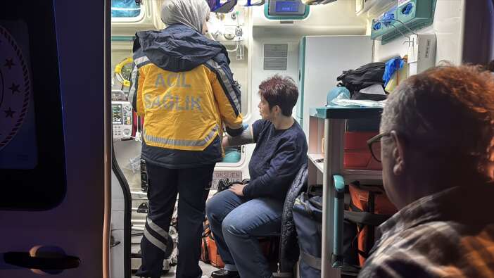 turistleri-tasiyan-otobus-nar-yuklu-tirla-carpisti-10-yarali-var