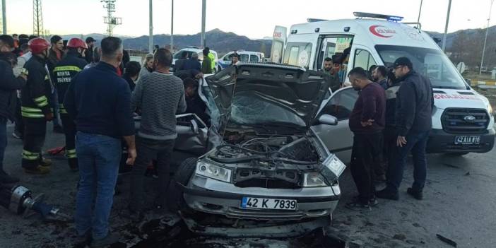 Konya'da otomobil kamyonla çarpıştı: 2 yaralı